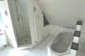 Bad mit Wanne und gemauerte Dusche - 
