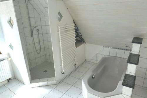 Bad mit Wanne und gemauerte Dusche - 