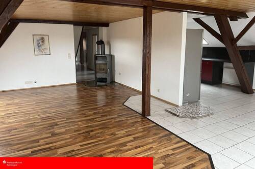 Wohnbereich mit Holz-Kaminofen - Gemütliche 4,5-Zimmer-DG-Wohnung + Zugabe in Tuningen