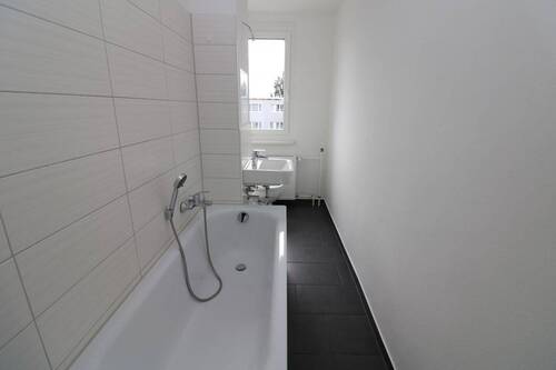 Bad mit Wanne - Viel Platz im großen Kinderzimmer...3-RW mit Wanne u. Balkon!!!