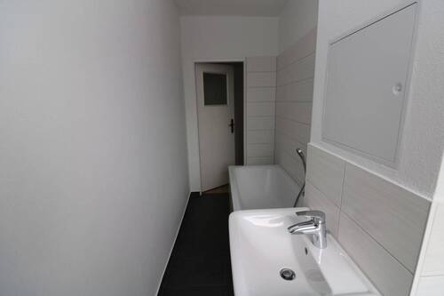 Bad mit Wanne - 3 Zimmer Etagenwohnung zur Miete in Freiberg