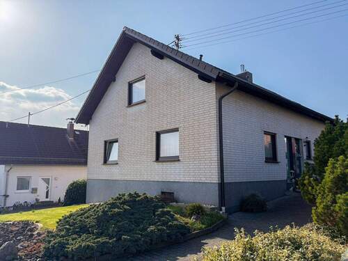 seitliche Ansicht - Mehrfamilienhaus, Wohnhaus mit 190,00 m&sup2; in Hamm/Sieg zum Kaufen