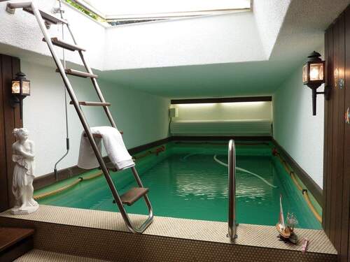 Schwimmbad mit öffenbarer Lichtkuppel zum Garten - 
