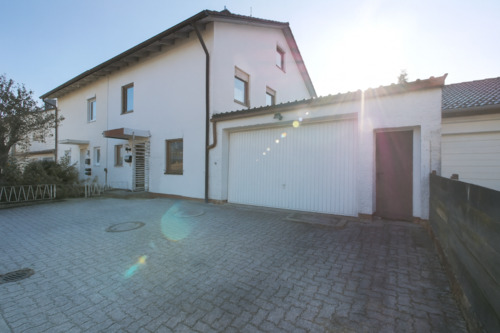 Straßenansicht - Doppelhaushälfte mit viel Potenzial für kreative Sanierer