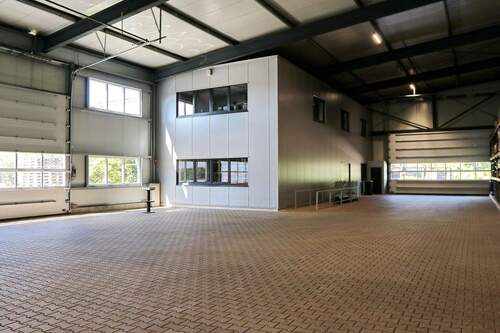 Halle 3 mit Bürotrakt an Halle 1 - 