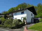 Zufahrt zur Garage - Komfortables Einfamilienhaus in ruhiger Lage, mit Einliegerwohnung und Garage