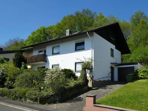 Zufahrt zur Garage - Komfortables Einfamilienhaus in ruhiger Lage, mit Einliegerwohnung und Garage
