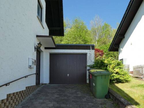 Garagre und Hauseingang - 