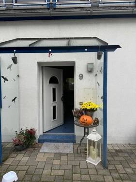 Eingang Einfamilienhaus - Selbst bewohnen oder vermieten! Ein 1-FH mit 2 Eingängen, Doppelcarport, 4 Einstellplätze, Garten u. eine DHH m. zwei Wohnungen u. 2 Einstellplätze