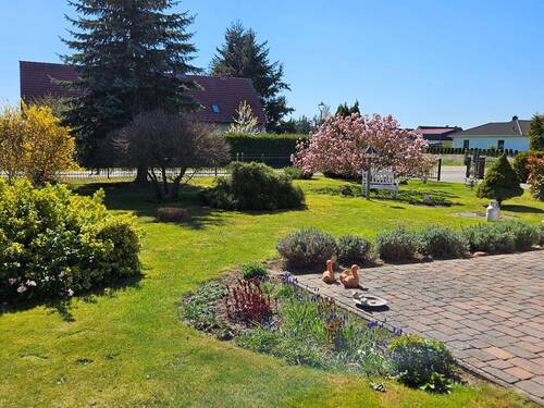 Vor dem Haus.jpg - Zwei km vor der Stadt! Haus, Hof mit Garten,Garagen u. Carport
