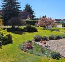 Zwei km vor der Stadt! Haus, Hof mit Garten,Garagen u. Carport - Butzow