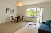 Wohnzimmer - Erstbezug nach Sanierung 2025: Lichtdurchflutete 2,5-Zimmer-Wohnung (61 m²) mit Balkon & Grünblick–modern, bezugsfrei & top für Eigennutzer & Anleger