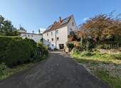 Außenansicht 2-85.jpg - Ein Zweifamilienhaus mit Geschichte – und Zukunft: Ihr Zuhause mit PV, Garten & Ausbaureserve
