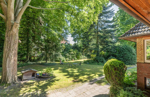 Blick in den Garten - 9 Zimmer Einfamilienhaus in Hamburg