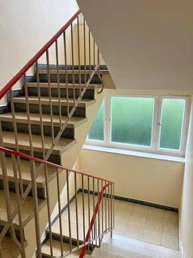 gepflegtes Treppenhaus - Etagenwohnung mit 99,50 m² in Wiesbaden zum Kaufen