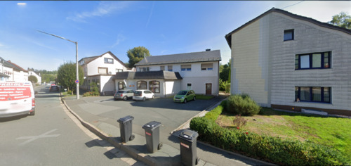 Zufahrt zum Gebäude 2 - 5 Zimmer Mehrfamilienhaus, Wohnhaus zum Kaufen in Geroldsgrün