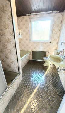 Wannen-Duschbad im 70er-Look - 