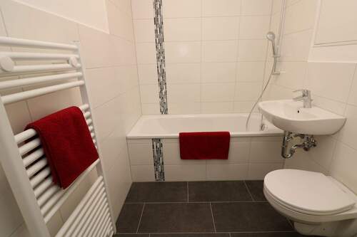 Beispiel Bad mit Wanne - Mitten im Paradies...moderne 3-RW mit Wanne u. Balkon!!!