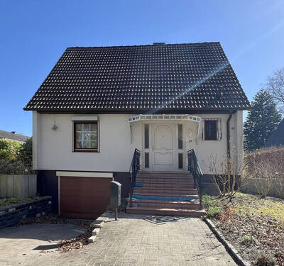 Strassenansicht - Einfamilienhaus plus Baugrundstück