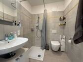 Badezimmer mit Dusche - 
