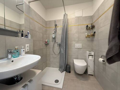 Badezimmer mit Dusche - 