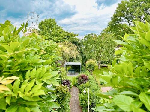 Blick von der Dachterrasse in den Garten - 