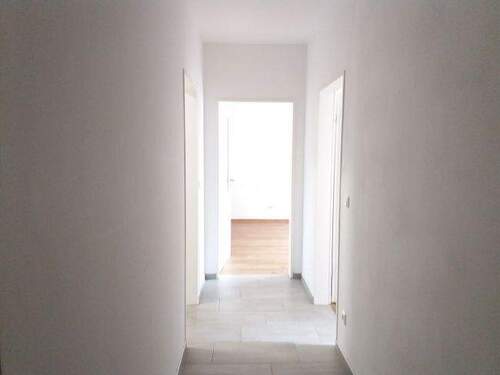 Flur - Etagenwohnung mit 60,00 m&sup2; in Brandenburg an der Havel zur Miete