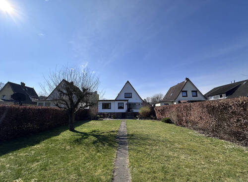 Haus Rückseite - Einfamilienhaus mit großem Garten