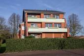 Hausansicht - Wunderschöne und lichtdurchflutete 2 Zimmer-Wohnung mit Balkon