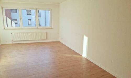 Wohnzimmer mit großem Fenster - Etagenwohnung mit 66,70 m² in Schwerin zur Miete