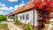Außenansicht 3 - Blick ins Grüne: Charmante Doppelhaushälfte mit Ausbaureserve, Garage, Terrasse und viel Potenzial