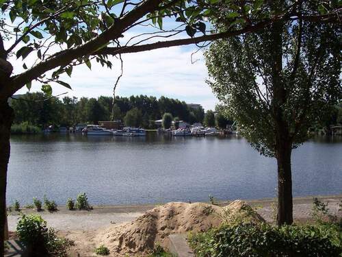 130 m entfernt, Müggelspree - Ganz nah an der Müggelspree - bezugsfreie, helle 2-Zi-Whg mit Terrasse im EG, 72 m²