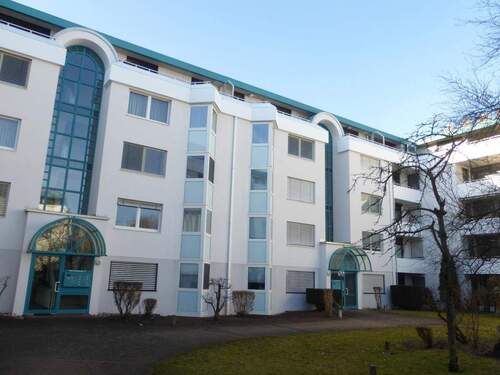 Gebäudeansicht -Ostseite- - ENTSPANNUNG PUR! Moderne, helle 3-Zimmer-Wohnung (3. OG, Lift) mit Wintergarten, Einbauküche in ruhiger, grüner Lage direkt am Volkspark Marienberg.