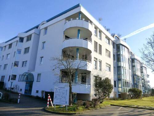 Gebäudeansicht -Westseite- - 3 Zimmer Etagenwohnung zur Miete in Nürnberg