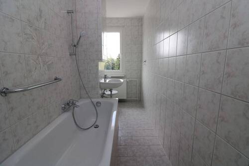 Beispiel Bad mit Wanne - 3 Zimmer Etagenwohnung in Freiberg