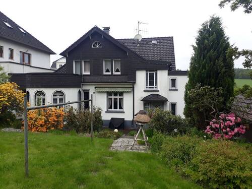 Gartenansicht - Ein - Zweifamilienhaus mit Handlungsbedarf zwischen Halver und Lüdenscheid