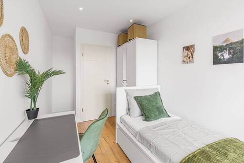 Zimmer 4 (2).jpg - **PERLACH! Frisch saniertes Balkon-Zimmer in 5er WG ab sofort bezugsfrei!
