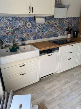 Küche mit Hochschränken - 