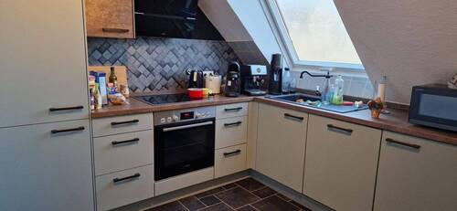 Küche 1 - Charmante Dachgeschosswohnung in Top-Lage: Frei, zentral, ideal für Singles & Paare