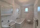 Bad mit Fenster + Wanne - Etagenwohnung mit 52,00 m&sup2; in Singen (Hohentwiel) zur Miete