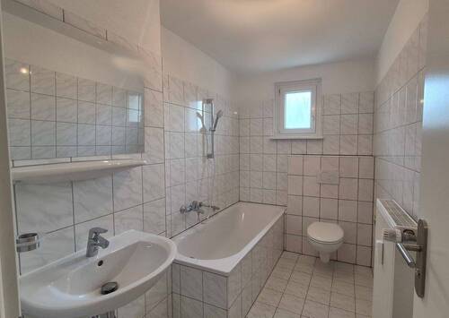 Bad mit Fenster + Wanne - Etagenwohnung mit 52,00 m&sup2; in Singen (Hohentwiel) zur Miete