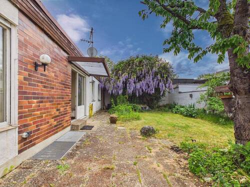 Garten mit Hausansicht - Ruhig Wohnen in der Stadt! - 699.000,00&nbsp;EUR Kaufpreis, ca.&nbsp; 121,20&nbsp;m&sup2;&nbsp;Wohnfl&auml;che