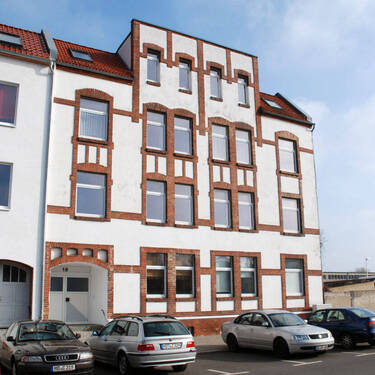 1 - Altbau mit grünem Innenhof in Uni-Nähe