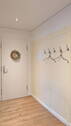 Flur mit Kassettenwand - Etagenwohnung mit 77,50 m² in München zum Kaufen
