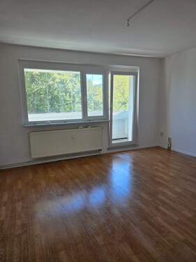 Wohnzimmr I - 4 Zimmer Etagenwohnung in Neubrandenburg