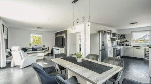 Wohn- & Essbereich, Küche - 4 Zimmer Einfamilienhaus in Schönefeld