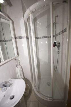 Bad mit Duschkabine im Soutarrain - 