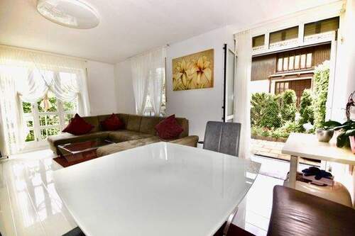 Wohnzimmer mit Zugang zum Südgarten - 3 Zimmer Etagenwohnung in München