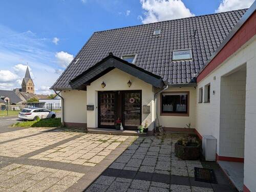 Hauseingänge - 1 Zimmer Mehrfamilienhaus, Wohnhaus in Bergheim