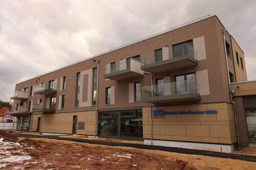 Wohngebäude hinten - Exklusive 2-Zimmer-Neubauwohnung mit Balkon in zentraler Lage von Spalt